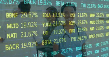 Koridorda stok kaplamalı steteskop tutan mavi önlüklü sağlık görevlileri. Tıbbi ekip, sağlık çalışanları, klinik çevre, hasta bakımı, profesyonel kıyafetler, modern sağlık hizmetleri, takım çalışması.