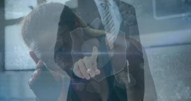 Ceket giymiş iş kadını, ofisteki holografik kalkan ikonuna altıgen kaplamalarla erişiyor. Siber güvenlik, veri koruması, dijital arayüz, modern çalışma alanı, yüksek teknoloji, şirket teknolojisi, takım çalışması