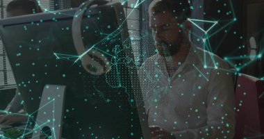 Ofisteki monitörlerde çalışan meslektaşlarını fare ve kulaklıkla çevreleyen dijital ağ projeksiyonu. Teknoloji, bağlantı, işbirliği, yenilik, dijital, ofis, profesyonel