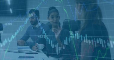 Koyu renk giyimli bir kadın kahve fincanıyla toplantıda pazar verilerini sunuyor, dizüstü bilgisayarı var. İş, takım çalışması, işbirliği, analitik, profesyonel, strateji, iletişim