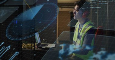 Olgun Koreli mühendis. Yelekli izleme radarı var. Kontrol merkezinde. Yenilik, teknoloji, siber güvenlik, veri, izleme, endüstri, sanayi