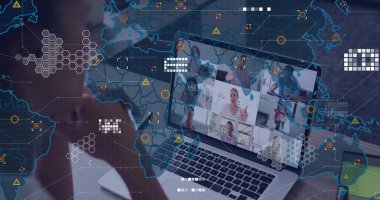 Dizüstü bilgisayar, meslektaşlarının konferans ızgaralarını dizüstü bilgisayar ve ağ örtüsüyle görüntülüyor. Teknoloji, bağlantı, dijital, işbirliği, uzak, küresel, iletişim