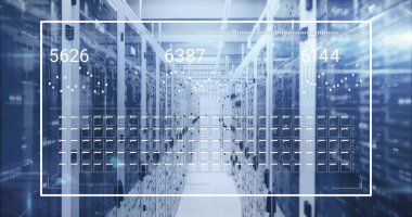 Ana koridor, veri merkezinde sunucu rafları, kablolar dijital kaplama ile genişletiliyor. Teknoloji, siber güvenlik, kuantum hesaplama, yenilik, altyapı, kesinlik, sanayi