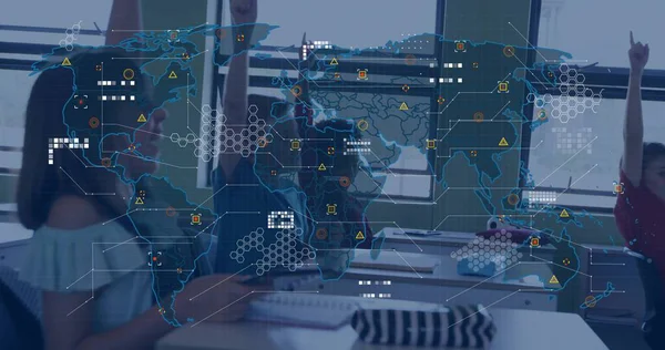 Notlar, kalemler ve dijital harita kaplamalarıyla sınıftaki dört öğrencinin elini kaldırıyor. Eğitim, işbirliği, teknoloji, yenilik, öğrenme, takım çalışması, dijital