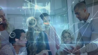 Sunucu elinde tablet ile dinamik veri örtüşmesi başlatırken finans ekibi odadaki ağı analiz ediyor. İşbirliği, takım çalışması, yenilik, teknoloji, veri, analitik, dijital