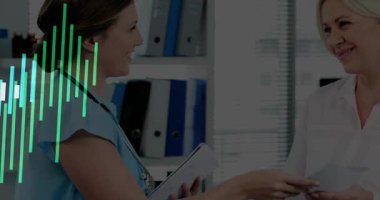 Klinisyenlerin hastalara el uzatma formu. Vücutta yükselen nabız, sağlık verilerini gösteriyor. Tıbbi, sağlık, iletişim, analiz, teşhis, mesleki, sağlık