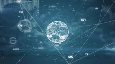 Dünya, gökyüzü ve bulutlardaki sayılarla bağlantı ağının animasyonu. küresel bağlantılar, ağlar ve dijital arayüz konsepti dijital olarak oluşturulmuş video.