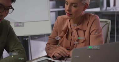 İş arkadaşı iş analizi incelemesi için verileri işaret ederken kadın tableti tıkırdatıyor. Verimlilik, işbirliği, analitik, dijital, kurumsal, içgörü, tartışma