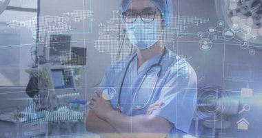 Doktor klinikte kollarını göğsüne kavuşturuyor, şeffaf sağlık haritası çiziyor, bakış açılarını değiştiriyor. Tıbbi, teknoloji, yenilik, profesyonellik, veri, dijital, analiz