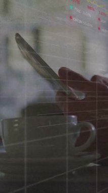 Akıllı telefon kullanarak, kafedeki borsa verilerini ve grafikleri analiz eden kişi. İş, finans, teknoloji, analiz, ticaret, yatırım