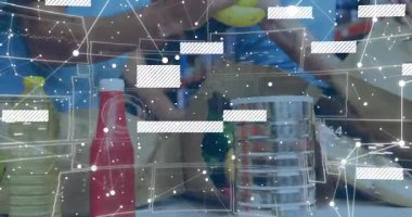 Muza uzanan gönüllüler mutfak hazırlıklarını başlatıp meyve soyup istiflemeye başlıyorlar. İşbirliği, toplum, beslenme, sürdürülebilirlik, takım çalışması, dijital grafikler, cömertlik