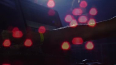 Piyano çalan adamın üzerindeki bulanık yol trafiğinin animasyonu. parti, müzik ve eğlence konsepti dijital olarak oluşturulmuş video.