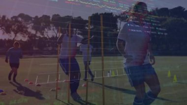 Önde gelen oyuncu slaloming sopaları top sürüyor, diğerleri katılıyor, yüzen futbol veri izleme ölçümleri. Atletik, takım çalışması, performans, çeviklik, görselleştirme, açık hava, fitness