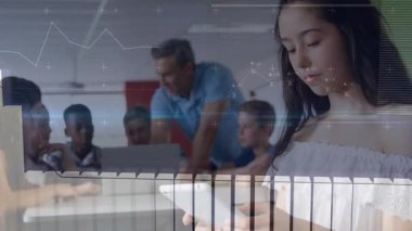 Genç kız tableti tıkırdatıyor eğitim için veri örtüşmesi başlatıyor öğretmen rehber öğrencileri olarak. Eğitim, teknoloji, işbirliği, dijital, gençlik, yenilik, e-öğrenme