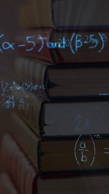 Matematiksel denklemlerin ve formülün dijital kompozit videosu ahşap masadaki kitap yığınına karşı hareket ediyor. Eğitim ve okul kavramı