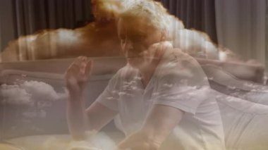 Son sınıf öğrencisi, kanepede sürüklenen sağIık ipuçlarını aramak için telefon etmeye başladı. Yaşlılar, yalnızlık, konfor, tefekkür, rahatlama, içgözlem, sakinlik.