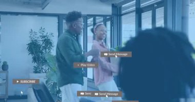 İş arkadaşları çalışma alanına giriyor, fabrikaları taşıyor, bilgilendirmeleri izliyor ve klasörleri sunuyor. İşbirliği, yeşillik, modernlik, takım çalışması, iletişim, üretkenlik, çeşitlilik