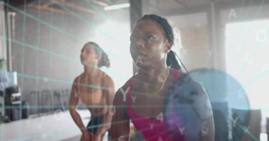 Fitness partnerleri çan kaldırıyor, ızgarayı başlatıyor, performans verilerini gösteren simgeleri canlandırıyor. Kuvvet eğitimi, dijital arayüz, egzersiz, modern, sağlık, işbirliği, teknoloji