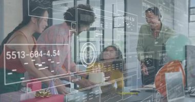 İş adamları, sarı süveter giyen ve üzerinde veri bulunan bir kutlamaya doğum günü pastası taşıyorlar. Kutlama, takım çalışması, çeşitlilik, yoldaşlık, modern, şenlikli, yenilik