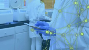 Laboratuvar bilim adamı tableti tıklatıyor ve deneysel verileri incelemek için canlı ağ örtüsünü ortaya çıkarıyor. Bilim, teknoloji, yenilik, dijital, işbirliği, araştırma, fütüristik