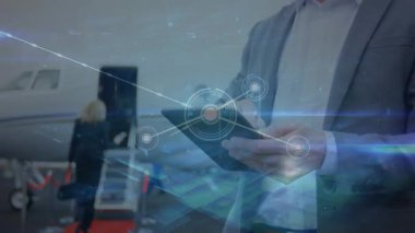 Havaalanında akıllı telefon kullanan iş adamlarıyla olan bağlantıların animasyonu. küresel iş, dijital arayüz ve teknoloji konsepti dijital olarak oluşturulmuş video.