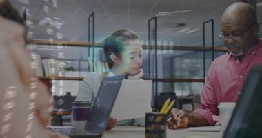 Meslektaşlar raporları gözden geçirir ve dizüstü bilgisayarda notlar yazar. Teknoloji için açık veri örtüsü başlatılır. İşbirliği, teknoloji, yenilik, analiz, dijital, profesyonel, takım çalışması