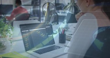 Bir kadın dizüstü bilgisayardaki kodları ve çizelgeleri incelemek için öne eğiliyor. Bu da teknoloji ofisinde AR veri örtüşmelerine neden oluyor. Teknoloji, işbirliği, yenilik, dijital, başlangıç, çalışma alanı, modern