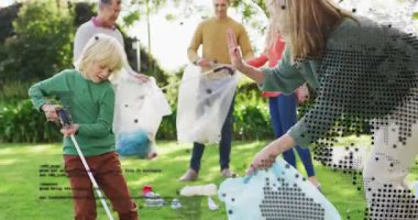 Çocuk şişeyi fark ediyor ve geri dönüşüm simgelerini yükselterek çevre temizliği yapıyor. Çevre, sürdürülebilirlik, ekolojik, gönüllü, açık hava, takım çalışması, canlı