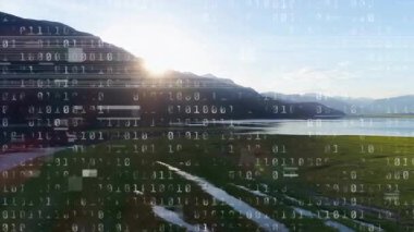 Güneş tepenin üzerinden bakıyor. Vadi şafağı boyunca ilerleyen ikili rakamlar başlıyor. Veri akışını temsil ediyor. Dağ, göl, gün doğumu, yansıma, dijital, teknoloji, doğa
