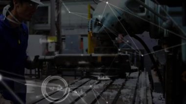 Makinist, imalat çıktısını izlemek için işyerini güvence altına alıyor ve dijital örtüyü başlatıyor. Sanayi, üretim, otomasyon, teknoloji, kesinlik, mühendislik, üretkenlik