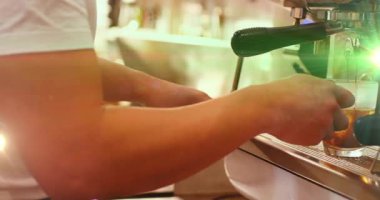 Kafkasyalı bir adamın kafeteryada kahve hazırlaması üzerine ışıklı noktaların canlandırılması. küresel iş ve dijital arayüz kavramı dijital olarak oluşturulmuş video.