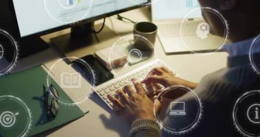 Klavyeye yazı yazan erkek analist monitörün etrafında dijital simgeleri iş haritalarını analiz ederken gösteriyor. Profesyonel, veri analizi, iş zekası, dijital arayüz, ofis ortamı, konsantrasyon, teknoloji