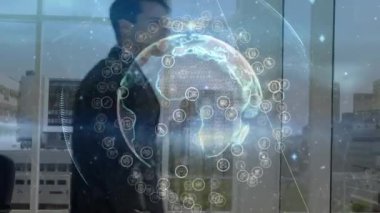 İşletme yöneticisi ofise giriyor, akıllı telefon alıyor ve pencerede dijital küreyi inceliyor. Şirket, teknoloji, fütüristik, profesyonel, iletişim, yenilik, kentsel