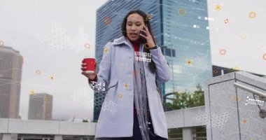 Akıllı telefon konuşması, elinde kırmızı kahve fincanı, teknolojiyle yürüyen bir kadın. Fütürist, metropol, dijital, mobil, kentsel, stil, bağlantı