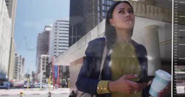 İş kadını şehir merkezinde yürüyor, akıllı telefonu dinliyor ve pazar eğilimlerini izliyor. Kentsel, teknoloji, profesyonel, veri, yenilik, bağlantı, metropol