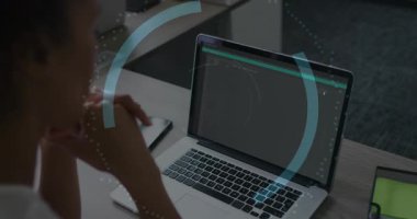 Dizüstü bilgisayar kodunu gözden geçiren solgun dijital çemberler asma kilide yaklaşıp güvenliği arttırıyor. Teknoloji, siber güvenlik, veri koruması, dijital arayüz, profesyonel, modern, konsantrasyon