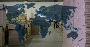 Depo işçisi, palet krikosuna tutunarak koridoru zorluyor, harita ikmal zincirinin üstünü örtüyor. Lojistik, arz _ zinciri, sanayi, ulaşım, dağıtım, depo, işlemler