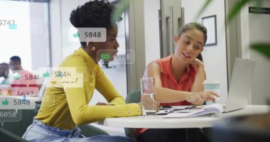 Kırmızı bluzlu kadın kağıtlara bakıyor ve dijital sosyal medya analitik takibi başlatıyor. İşbirliği, takım çalışması, iş, dijital, analitik, modern, profesyonel