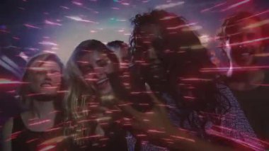 Arkadaşlar eğlence için telefon ekranına doğru eğilen dönen kırmızı ışık projeksiyonlarına tepki veriyorlar. Gece hayatı, sosyalleşme, eğlence, canlı, dinamik, kutlama, elektronik