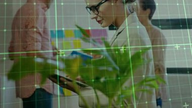 İş kadını tableti tıklayarak AR ızgarasını etkinleştiriyor. Takım klasörden geçerek planlanan yapışkan notları taşıyor. İşbirliği, yenilik, dijital, çalışma alanı, takım çalışması, beyin fırtınası, teknoloji