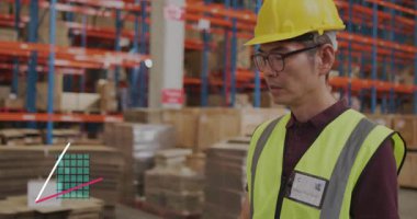 Depo işçisi veri çubuğu ve çizgi grafikleriyle stok analizi için rafları inceliyor. Endüstriyel, lojistik, analitik, verimlilik, teknoloji, organizasyonel, işletme