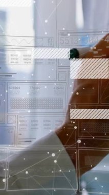 Fütürist veri işleme animasyonu üzerinden dijital arayüzle el etkileşimi. Teknoloji, yenilik, sanal, etkileşim, analitik, ağ