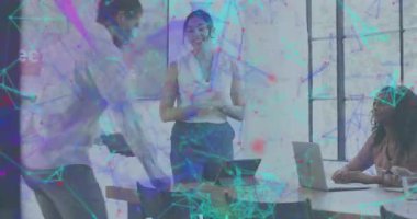 İş toplantısına giren adam, ajandanın ana hatlarını çizen çizelge rehberlik ekibiyle birlikte tetikledi. İşbirliği, profesyonellik, takım çalışması, modernlik, liderlik, iletişim, şirket