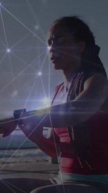 Ormanda egzersiz yapan bir kadın için bağlantı ağının animasyonu. Spor ve rekabet konsepti dijital olarak oluşturulmuş imaj.