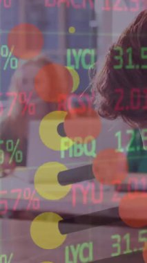 Kafkasyalı iş adamı ve meslektaşları üzerinden borsa ekranında numaraların değiştirilmesi. küresel iş, dijital arayüz ve teknoloji konsepti dijital olarak oluşturulmuş video.