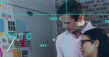 Dizüstü bilgisayarları inceleyen ve animasyon para birimlerini finans incelemesi için barlara dönüştüren iş arkadaşları. İşbirliği, veri görselleştirme, analitik, modern ofis, takım çalışması, profesyonel, teknoloji