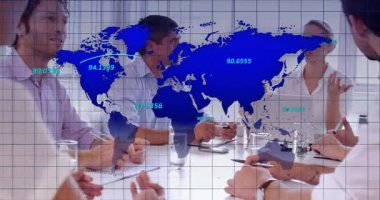 Orta-yetişkin adam danışmanlık notları harita üzerinde kavislere neden oluyor sürüş grubu iş verilerini gözden geçiriyor. İşbirliği, takım çalışması, küresel bağlantı, veri analizi, iş stratejisi, iletişim, mesleki çevre