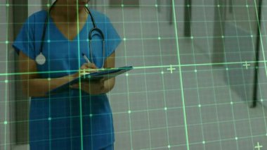 Hemşire, hastanede yeşil kaplamalı kalem alıp notlar yazıyor. Duraklıyor, gülümsüyor ve devam ediyor. Sağlık, profesyonellik, sağlık, tanı, teknoloji, hastane, bakım