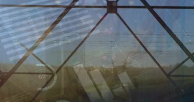 Gün batımında elektrik direklerinin üzerindeki grafiklerin ve finansal verilerin animasyonu. işletme, finans, ekonomi ve enerji kavramı dijital olarak oluşturulmuş video.