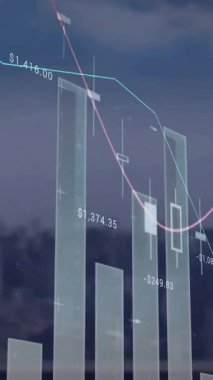 Şehir manzarası üzerindeki veri işleme ve diyagramlarının animasyonu. Küresel iş ve dijital arayüz kavramı dijital olarak oluşturulmuş video.